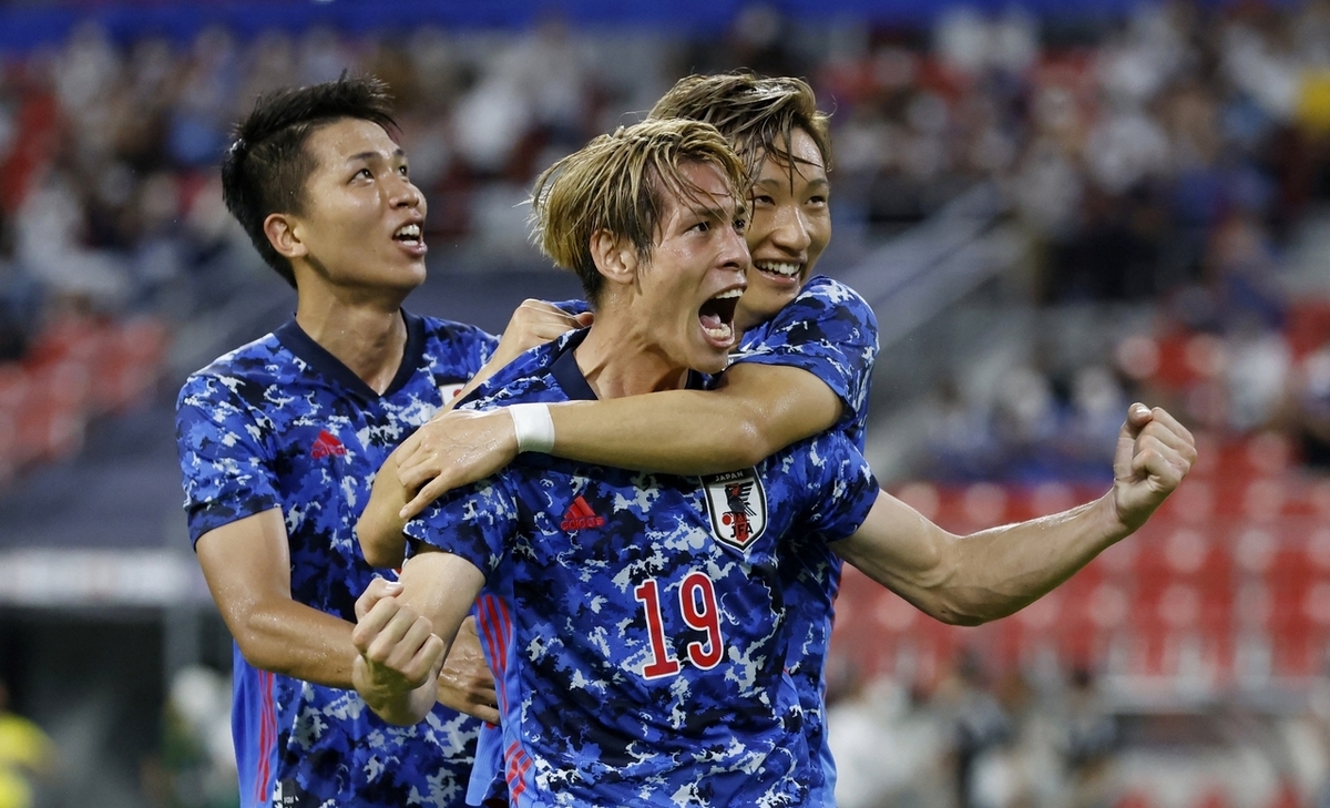 包含日本前锋在比赛中取得帽子戏法获得喝彩的词条