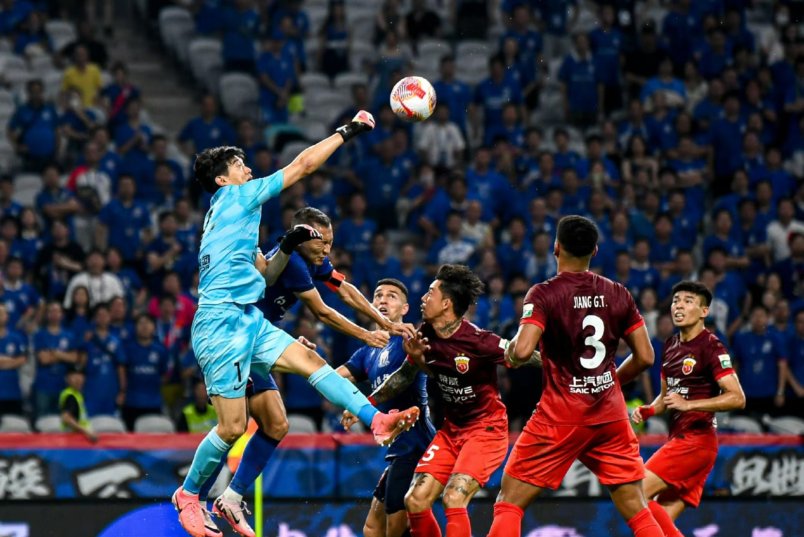 球员在比赛中表现出色,帮助球队取得宝贵分 球员在比赛中表现出色,帮助球队取得宝贵分