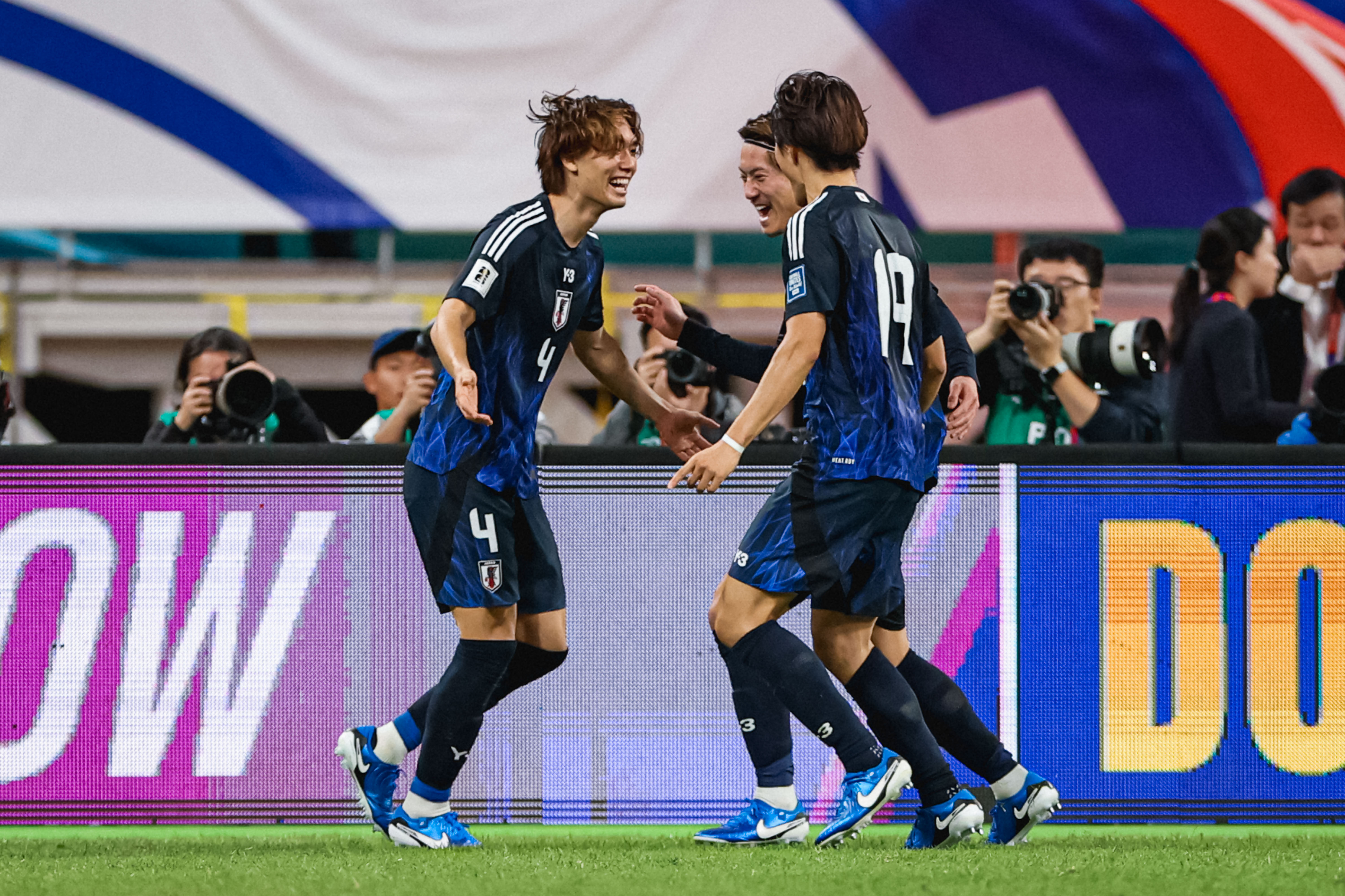 日本队逆转英格兰队，马龙统治全场