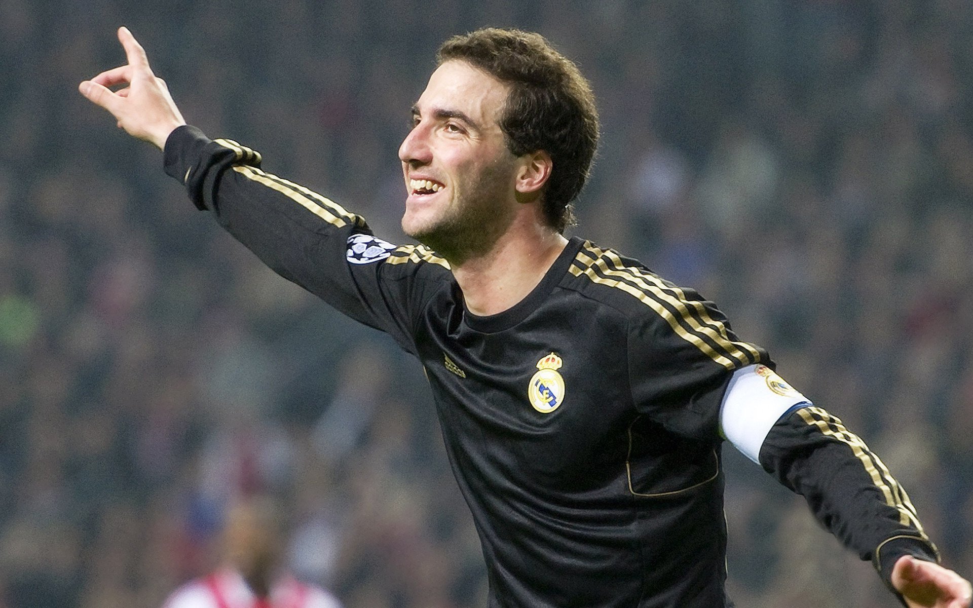 绿茵传奇之夜,贝蒂斯巅峰对决尼日利亚,莱万化身关键先生定乾坤